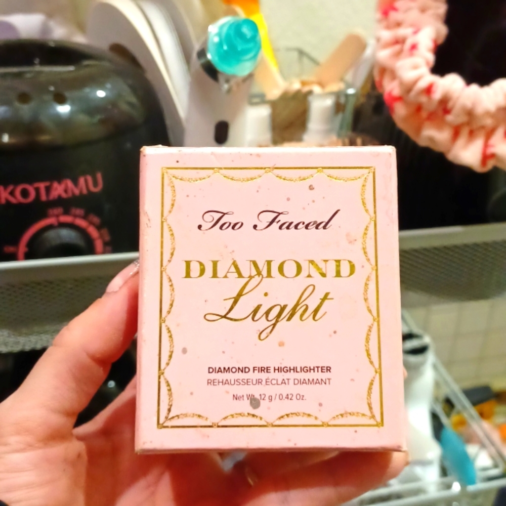 Too Faced Diamond Light highlighter